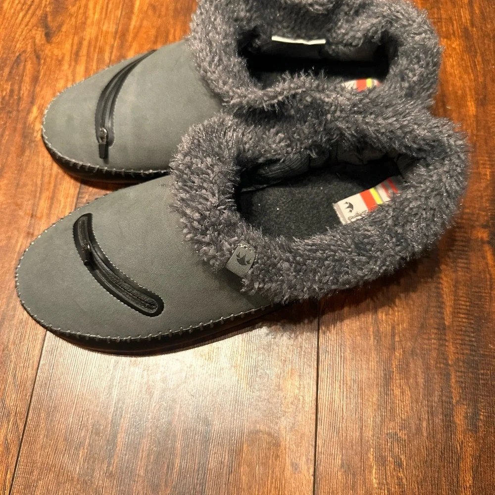 Freewaters Men’s Perfect Fit Slippers House Shoes Grey Slip On Shoes US12 EU46